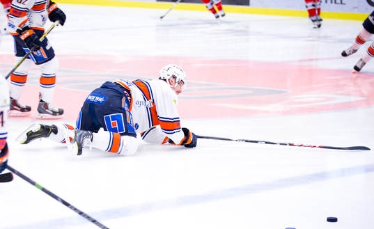Växjös Teemu Laakso krockar med en medspelare på