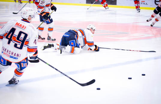 Växjös Teemu Laakso krockar med en medspelare på