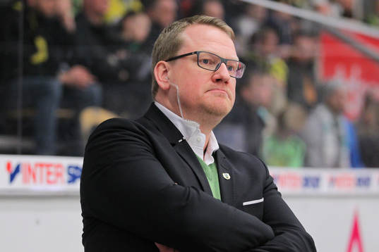 Rögles hvudtränare Magnus Bogren deppar