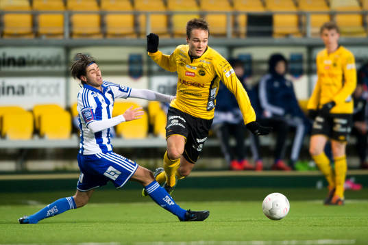 Elfsborgs Viktor Prodell fälls av IFK Göteborgs Ronni
