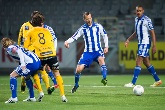 IFK Göteborgs Hjalmar Jonsson rensar undan i försvaret