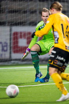 Elfsborgs Anton Andreasson (rygg mot kameran) på väg att