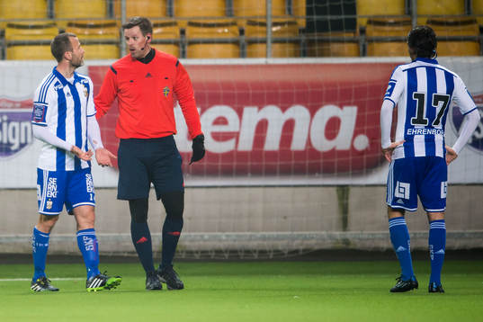 IFK Göteborgs Hjalmar Jonsson diskuterar med domare