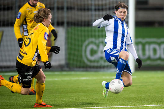 IFK Göteborgs Karl Bohm rensar undan bollen framför