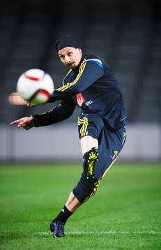 Zlatan Ibrahimovic skjuter ett skott