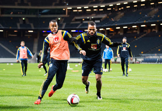 Robin Quaison och Isaac Kiese Thelin kämpar om bollen