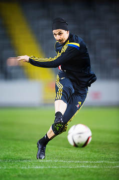 Zlatan Ibrahimovic skjuter ett skott