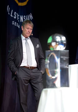 Åge Hareide, tränare Malmö med Lennart Johanssons pokal