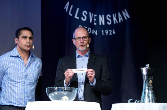 Lars Christer Olsson lottar hemmaplanen för finalen av