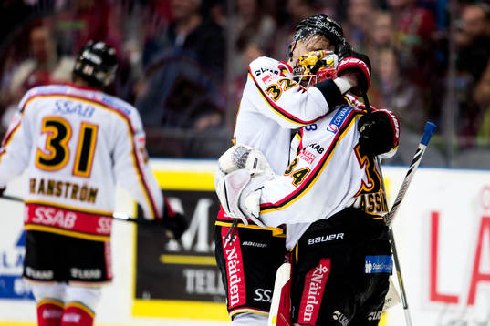 Luleås Lennart Petrell och målvakt Joel Lassinantti deppar