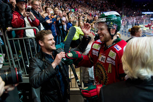 Frölundas Magnus Kahnberg gratulerar Christian Bäckman