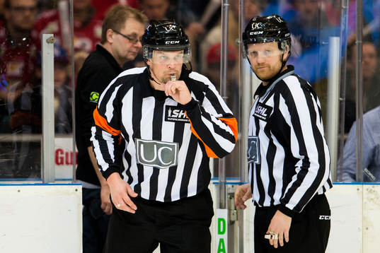 Domaren blåser igång matchen