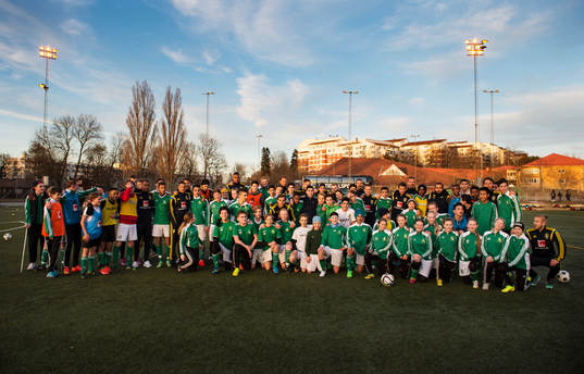 Det svenska fotbollslandslaget och pojkar och flickor i