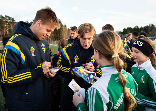 Pontus Jansson och Emil Forsberg skriver autografer när