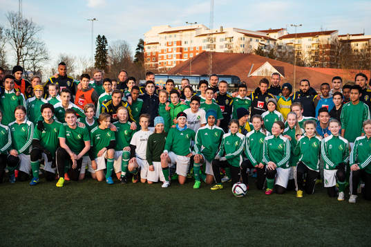 Det svenska fotbollslandslaget och pojkar och flickor i