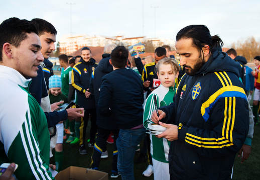 Erkan Zengin skriver autografer när det svenska