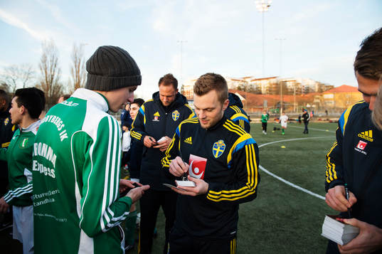 Andreas Granqvist och Sebastian Larsson skriver autografer