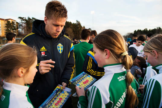 Pontus Jansson skriver autografer när det svenska