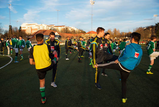 Marcus Rohdén och Pontus Jansson stretchar med ungdomar