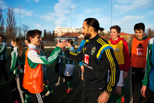 Erkan Zengin hälsar på ungdomar när det svenska