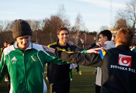 Johan Elmander ler när det svenska fotbollslandslaget