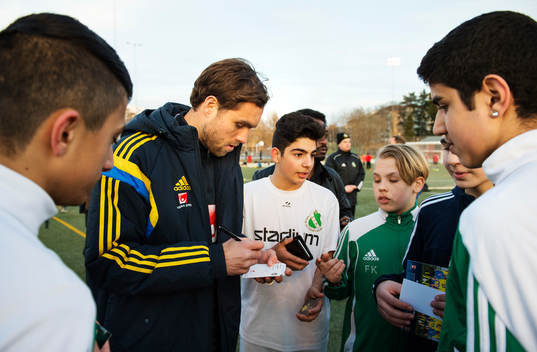 Johan Elmander skriver autografer när det svenska
