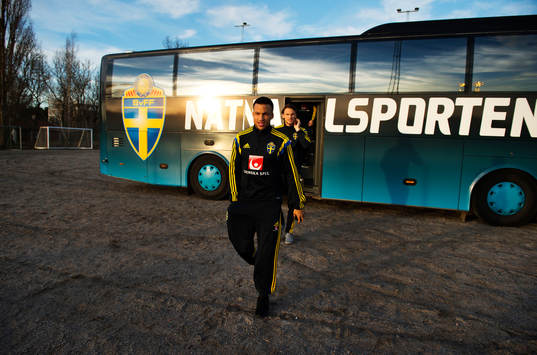 Martin Olsson och Albin Ekdal lämnar spelarbussen