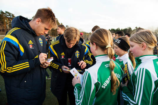 Pontus Jansson och Emil Forsberg skriver autografer när