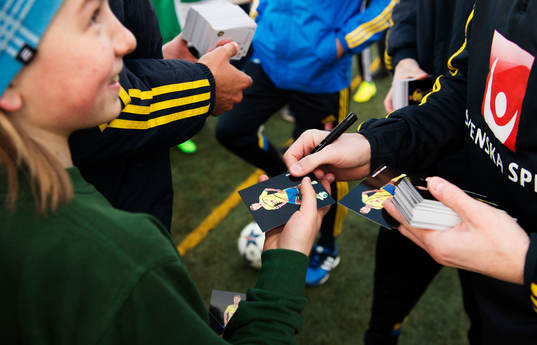 Sebastian Larsson skriver autografer när det svenska
