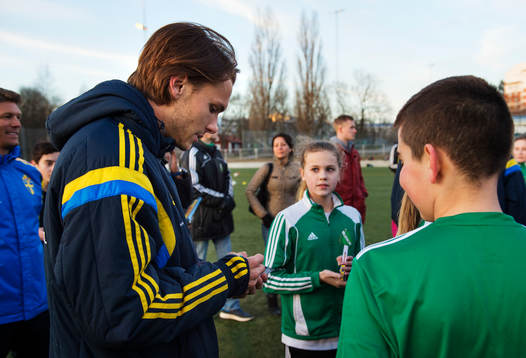 Albin Ekdal skriver autografer när det svenska