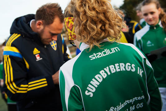 En flicka väntar på en autograf från Andreas Granqvist