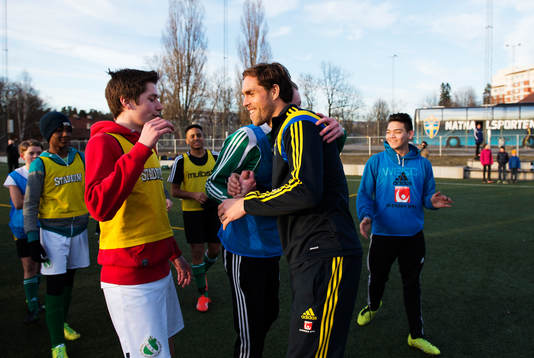 Johan Elmander hälsar på ungdomar när det svenska