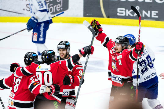 Malmö Redhawks firar Nicklas Jadeland gjort 2-0