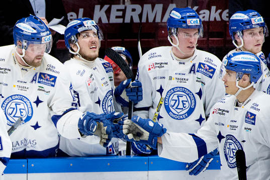 Leksands Jon Knuts (th) firar 2-1 med lagkamraterna