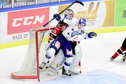 Leksands Patrick Cehlin kolliderar med Malmö Redhawks