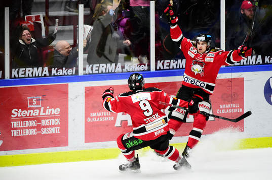 Malmö Redhawks Frederik Storm och Nils Andersson jublar