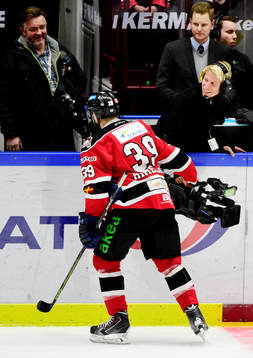 Malmö Redhawks Eric Himelfarb hjälper en kameraman som