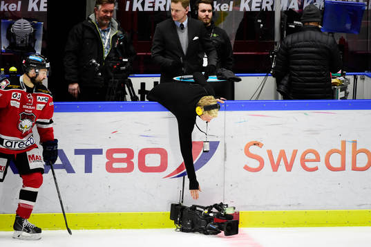 En kameraman försöker plocka upp sin kamera som hamnat