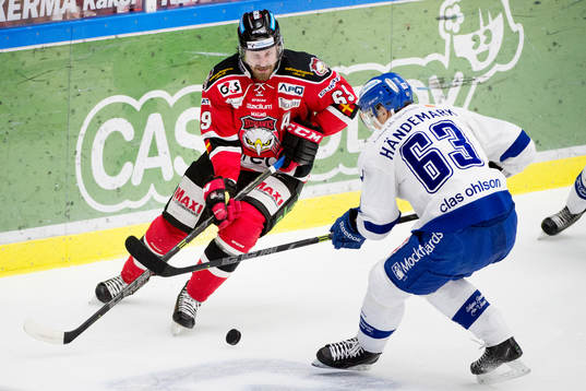 Malmö Redhawks Stefan Warg jagas av Leksands Fredrik