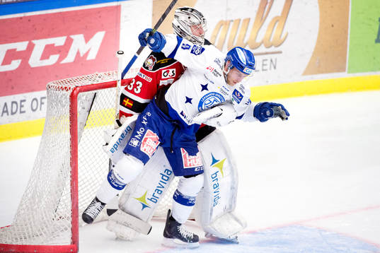 Leksands Patrick Cehlin hälsar på i famnen hos Malmö