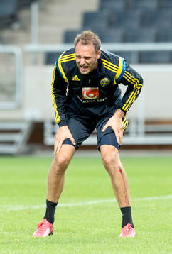 Sveriges Andreas Granqvist har ont och blöder på smalbenet
