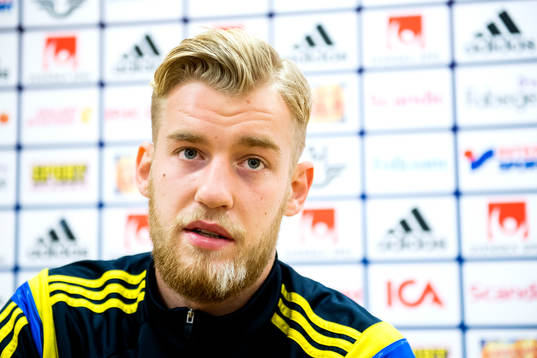 Sveriges Filip Helander deltar i en pressträff