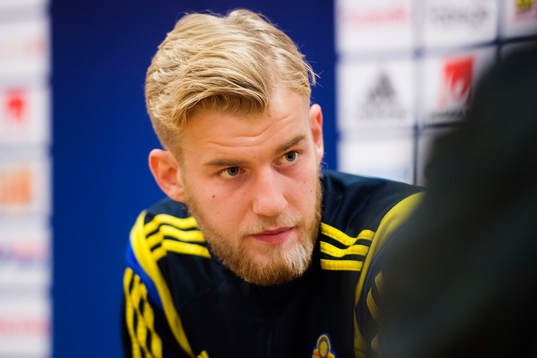 Sveriges Filip Helander deltar i en pressträff