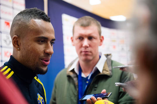 Sveriges Isaac Kiese Thelin deltar i en pressträff