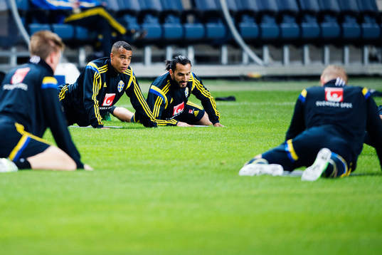 Sveriges Robin Quaison och Erkan Zengin