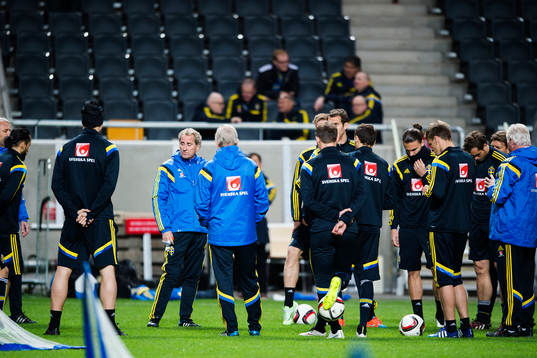 Sveriges förbundskapten Erik Hamrén samlar spelarna