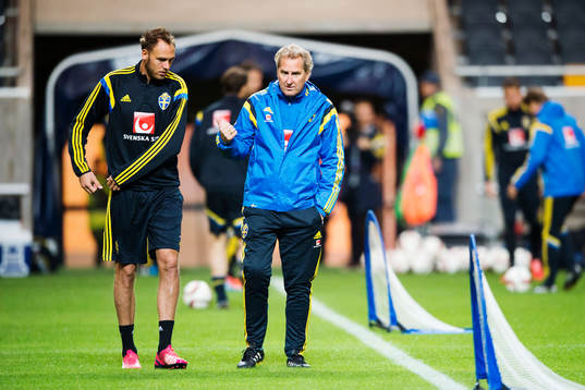 Sveriges Andreas Granqvist pratar med förbundskapten Erik