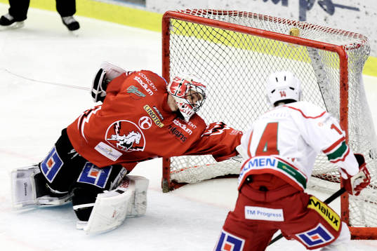 Modos Emil Pettersson gör 1-2 bakom Vita Hästens målvakt