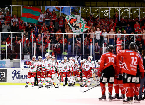 Modo tackas av sina supportrar och firar segern