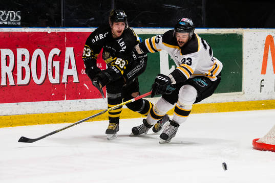 s Joakim Hagelin i kamp om pucken med Panterns Viktor